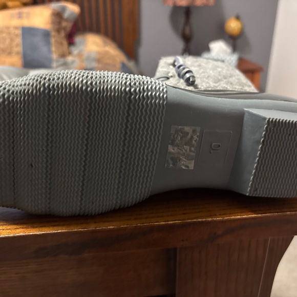 Women’s Sized 10 quilted duck boot - Picture 3 of 4